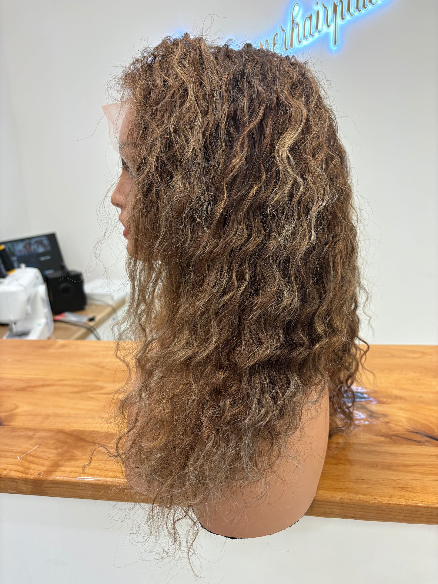Messy brunette with strips pf blonde