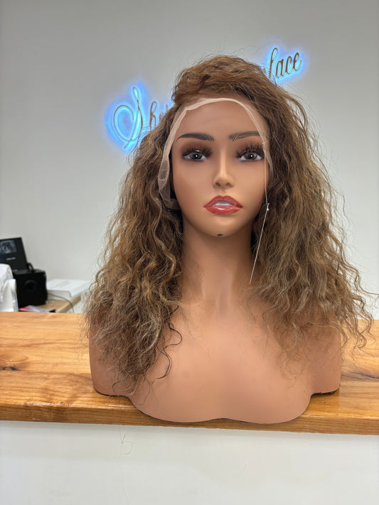 Messy brunette with strips pf blonde